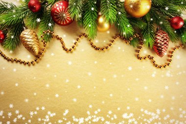 Oyuncaklar ve boncuk kağıt arka plan üzerinde Noel köknar ağacı dalları