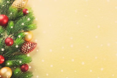 Kağıt arka plan üzerinde oyuncaklarla Noel köknar ağacı dalları