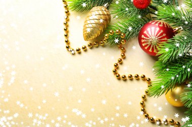 Oyuncaklar ve boncuk kağıt arka plan üzerinde Noel köknar ağacı dalları