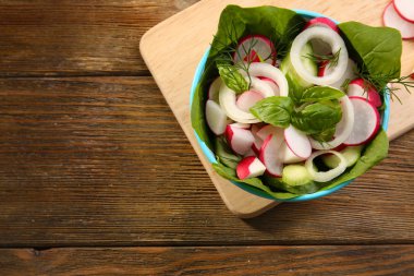 Taze sebze salatası, masaya yakın.
