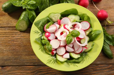Taze sebze salatası, masaya yakın.