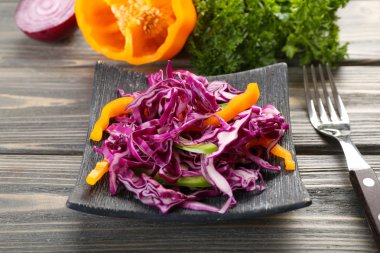 kırmızı lahana salatası