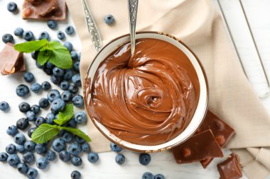 Çikolatalı Krema ve yaban mersini