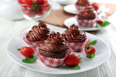 Tabak portre üzerinde çikolata cupcakes