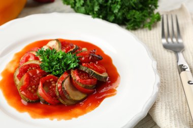 Ratatouille plaka, tablo arka plan üzerinde