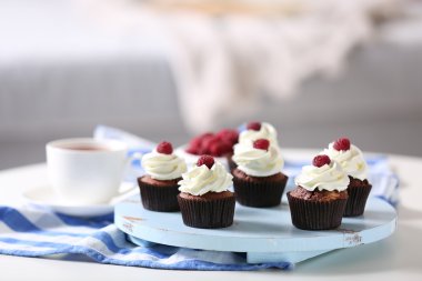 Krem ve ahududu tablo ile güzel çikolata cupcakes