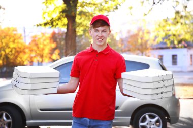 Pizza kutuları ile servis elemanı