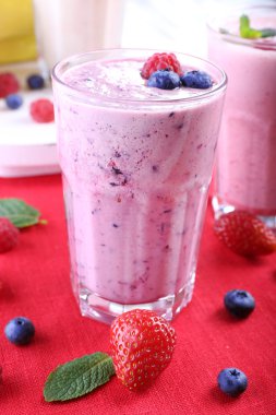 Milkshakes ışık arka plan üzerinde kırmızı Tekstil, çilek ile