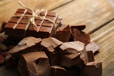Çikolata parçaları, talaş ve kakao çekirdekleri