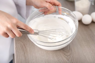 Tereyağlı krema yemek