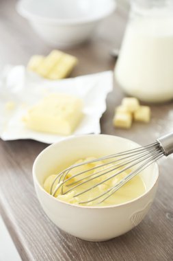 Tereyağlı krema yemek