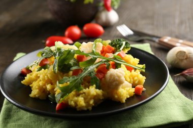 Siyah plaka sebze risotto ile