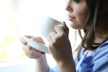 Genç bayan kahve içiyor.