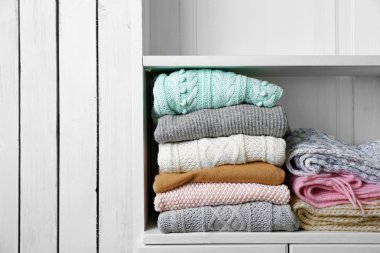 Ahşap raf örgü elbise