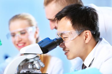 Tıbbi teknisyenler laboratuvarda çalışan