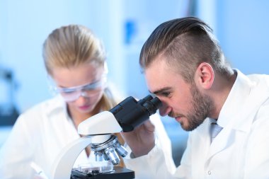 Tıbbi teknisyenler laboratuvarda çalışan