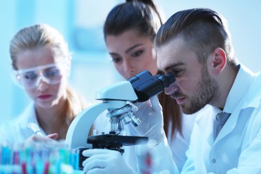 Tıbbi teknisyenler laboratuvarda çalışan