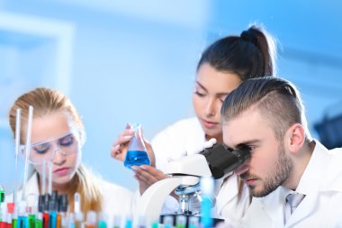Tıbbi teknisyenler laboratuvarda çalışan