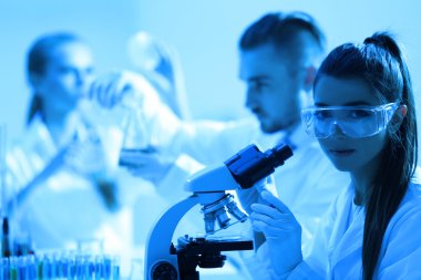 Tıbbi teknisyenler laboratuvarda çalışan