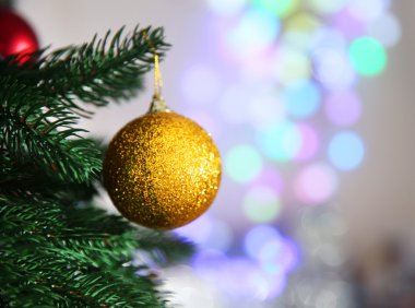 Noel oyuncak bir köknar ağacı üzerinde