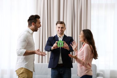 Emlakçı ile evin model 