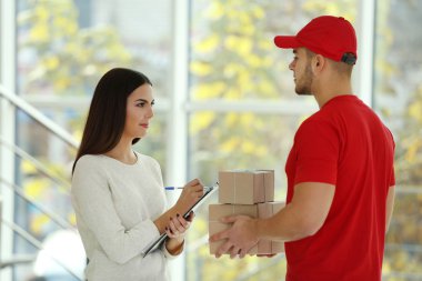 Genç kadın ve kurye