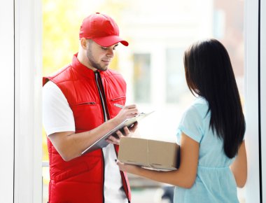 Genç kadın ve teslimat adam