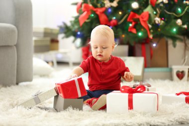 bebek hediye kutuları ve Noel ağacı ile