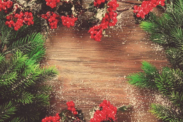 Ramas de abeto navideño con serbal sobre mesa de madera —  Fotos de Stock