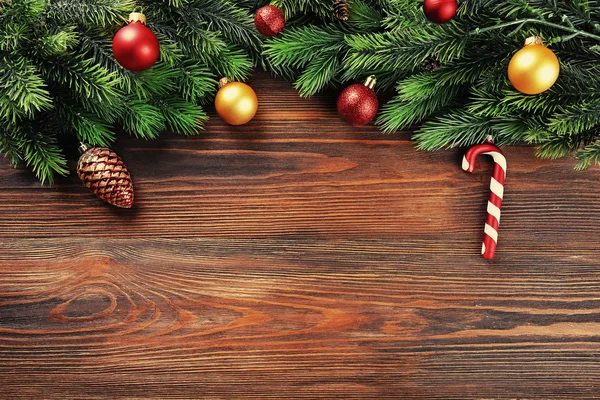 Ramas de abeto de Navidad con juguetes en la mesa de madera — Foto de Stock