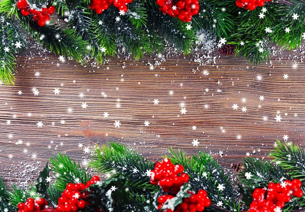 Ramos de abeto de Natal com rowan na mesa de madeira — Fotografia de Stock