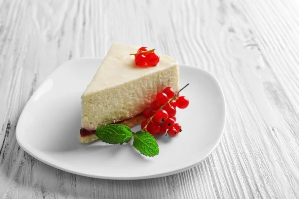 Deliziosa torta di formaggio con bacche sul tavolo da vicino — Foto Stock
