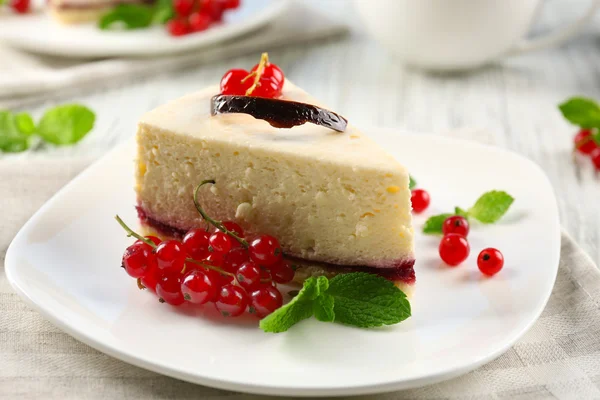 Heerlijke cheesecake met bessen op tafel close up — Stockfoto