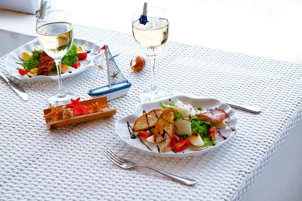 Ensalada sabrosa en mesa servida blanca —  Fotos de Stock
