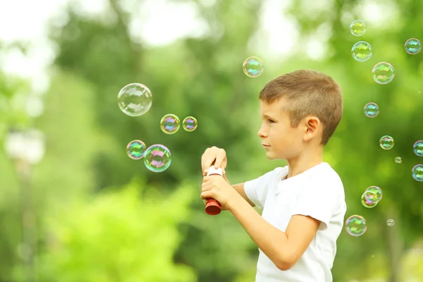 Kleine jongen speelt met bubbels — Stockfoto