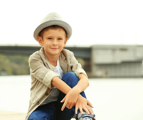 Kleine jongen op de riverside — Stockfoto