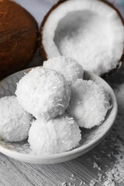 Cukroví kokosové vločky a čerstvý kokos — Stock fotografie