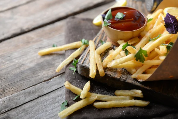 Pommes frittierte Kartoffeln in Bastelpapier — Stockfoto