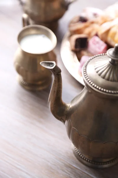 Antikes Teeservice mit türkischem Genuss und Backen auf dem Tisch in Großaufnahme — Stockfoto