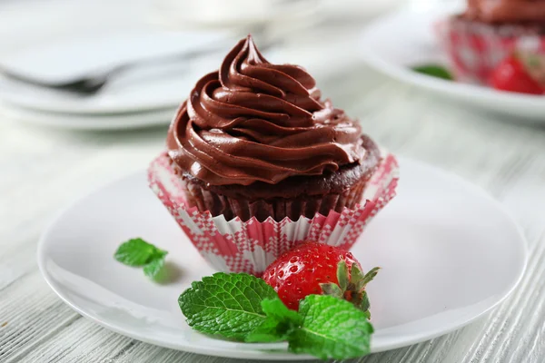 Cupcakes au chocolat sur plaque gros plan — Photo