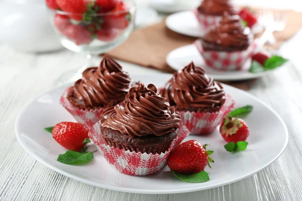 Chocolate cupcakes em placa close-up — Fotografia de Stock