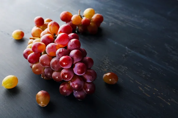 Soczyste winogrona fioletowe — Zdjęcie stockowe