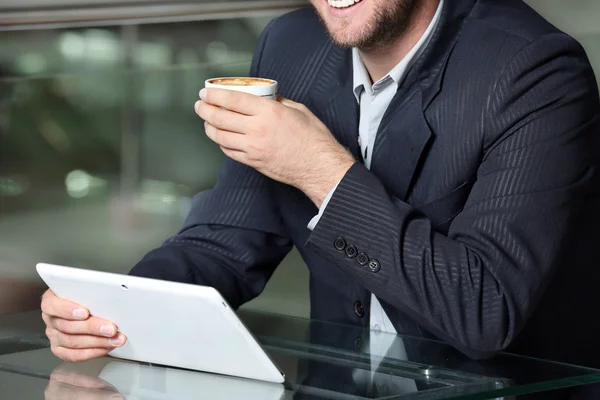 Zakenman werkt in een café — Stockfoto