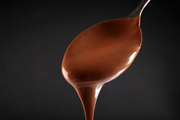 Cokelat dituangkan pada sendok — Stok Foto