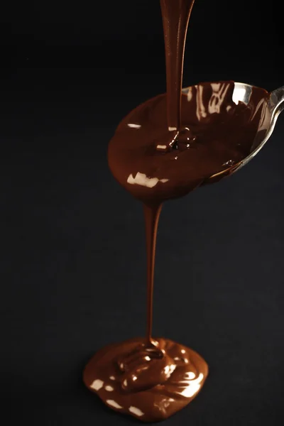 Schokolade auf einem Löffel gegossen — Stockfoto