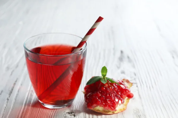 맛 있는 주스와 과일 석류 석의 유리 — 스톡 사진