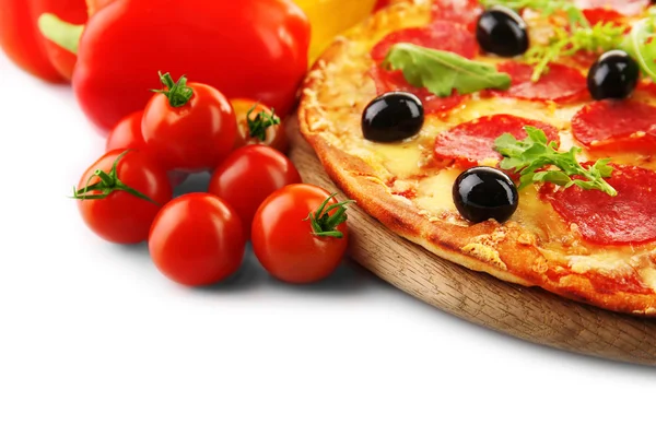 意大利辣香肠比萨饼与蔬菜 — 图库照片