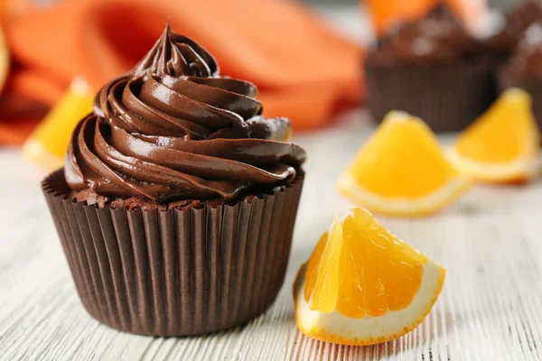 Schokoladen-Cupcakes serviert mit Orange auf dem Tisch — Stockfoto
