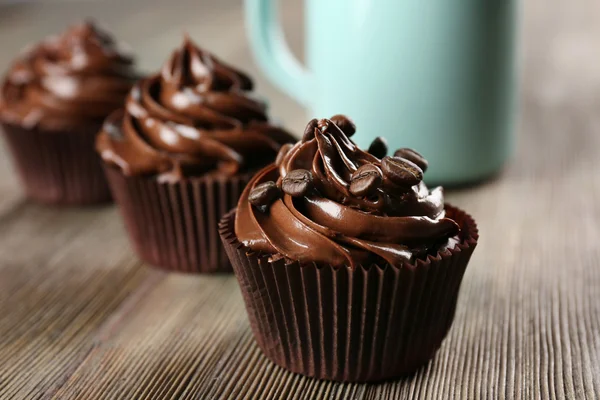 Cupcakes au chocolat avec boisson sur la table — Photo