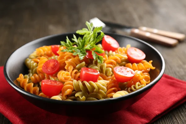 Delicioso plato de macarrones en tazón negro — Foto de Stock